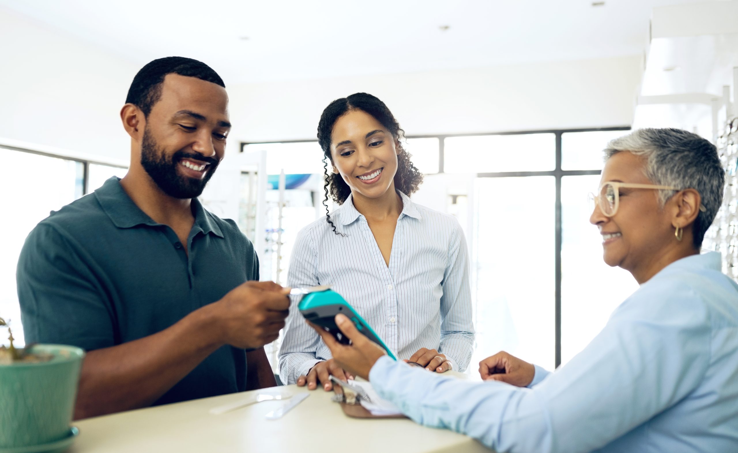 Personas recibiendo orientación médica